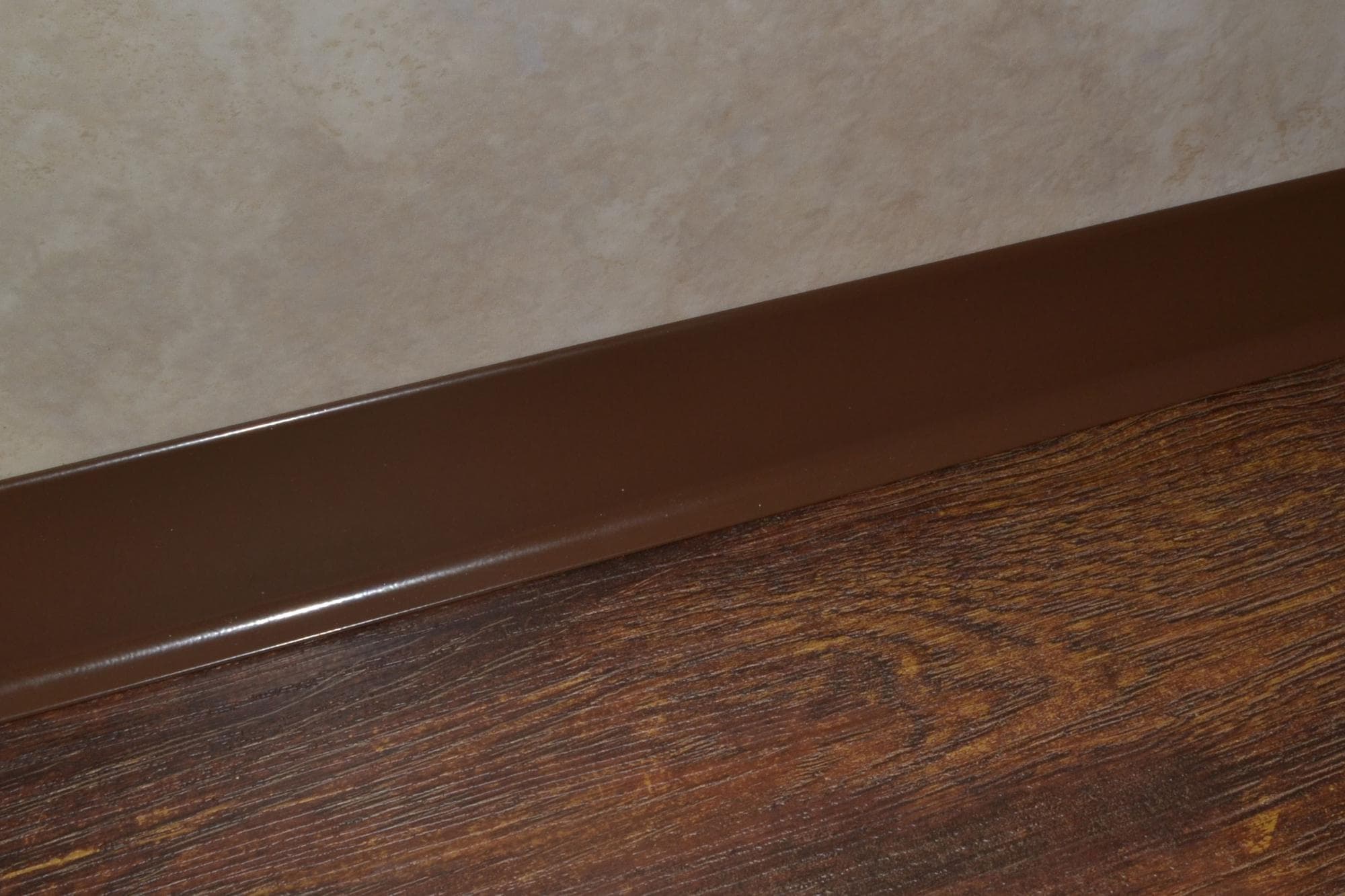 Плинтус алюминиевый L-образный шоколад (2500*11*60 мм) — купить в Новокузнецке